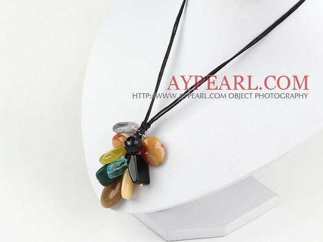 シンプルなファッションのマルチカラーの石と水晶のネックレス
