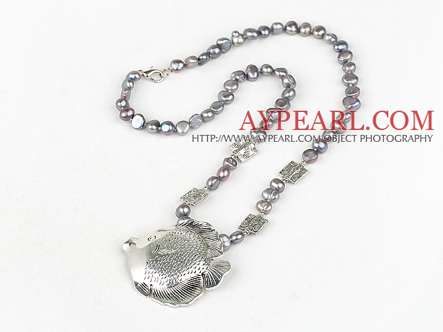 チベット銀の魚のペンダントで染めたグレーの真珠のネックレス