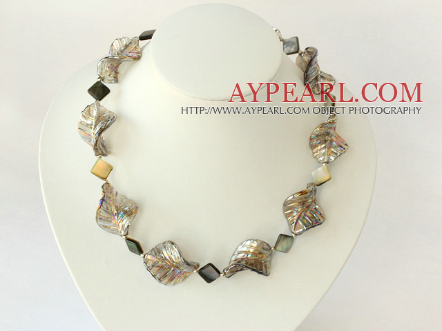 necklace with färgad glasyr halsband med moonlight clasp månsken lås