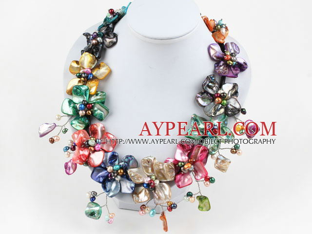 Assorted Multi Color Ferskvann Pearl og Shell Flower partiet halskjede