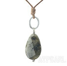 Enkel stil Uregelmessig Shape Flash Stone anheng Halskjede med Brown Cord