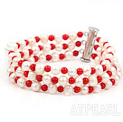 Drei Stränge Round weißen Süßwasser-Zuchtperlen und Red Coral Bracelet