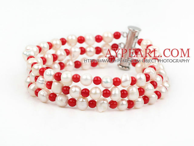 Drei Stränge Round weißen Süßwasser-Zuchtperlen und Red Coral Bracelet