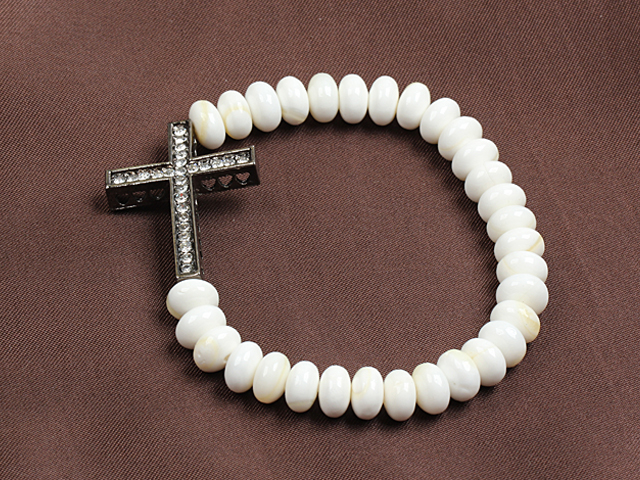 Classic Design Hvit Sea Shell perler elastisk / Stretch armbånd med Cross Charm