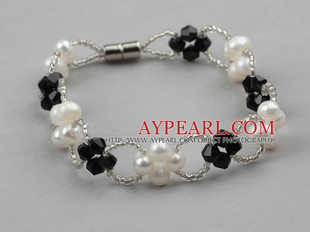 Hvit Freshwater Pearl og Black Crystal Armbånd med magnetisk lås