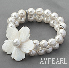 Doble Strands Fasettert Hvit Seashell og White Shell Flower Stretch armbånd