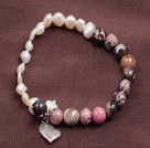 Populäre Art Natural White Süßwasser Perlen Rhodochrosite elastisches Armband mit Herz-Charme