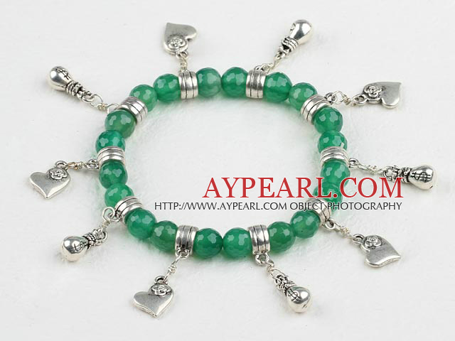 fasettert grønn agat armbånd med nydelige charms