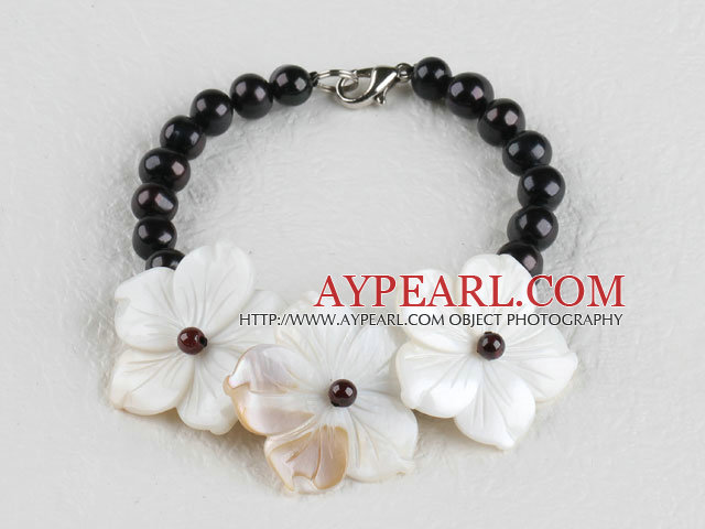 elegante schwarze Perle und weißen Schale Blume Armband mit Karabinerverschluss