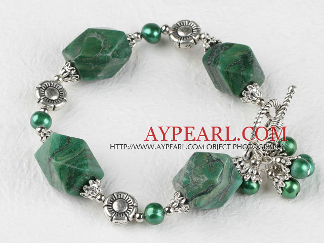 緑の真珠とトグルクラスプが付いているヒスイのブレスレット