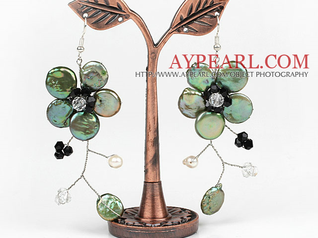 オリーブグリーンコインパールとパールクリスタル花の形のイヤリング