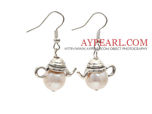 Klassisk design 10-11mm Natural White Freshwater Pearl Charm Örhängen med Fish Hook