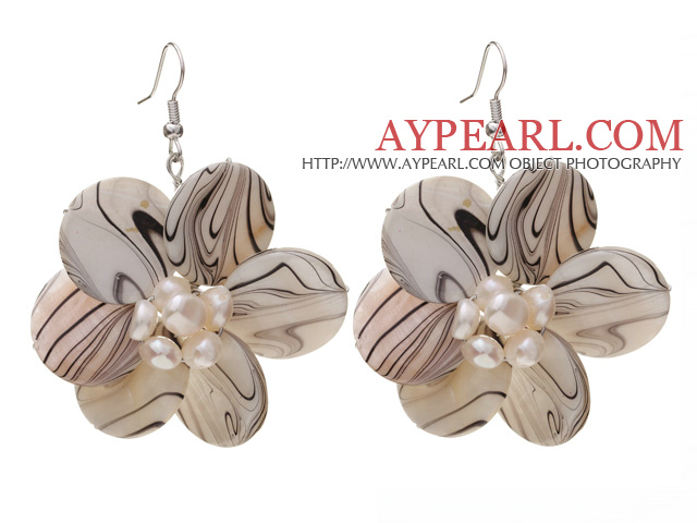 Νίκαια Γύρος Disc Shape White Banded Shell And White Μαργαριτάρι του γλυκού νερού λουλούδι σκουλαρίκια
