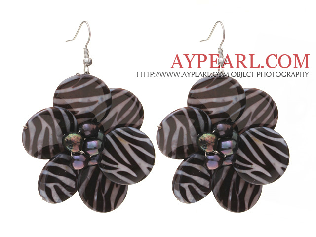 Nice Round Disc Shape White Black Banded Shell And Black Freshwater Pearl Flower Earrings