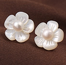 Söt Plum Flower Shape Shell och White Pearl 925 Sterling Silver dubbar örhängen