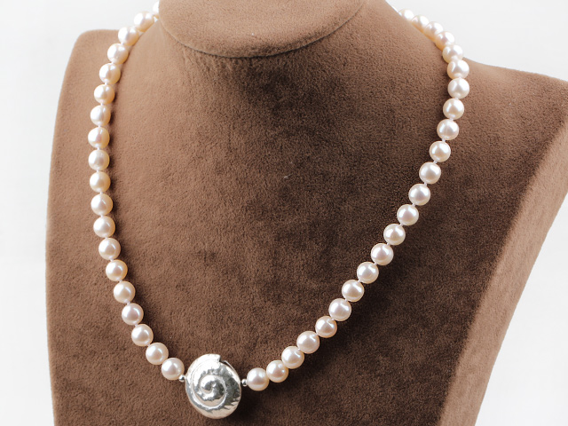 Classic Design Round White Freshwater Pearl Necklace with 925 Silver Snail Accessory