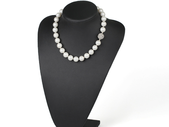 Elegant 14Mm Round White Seashell Beads Strand Necklace With Rhonestone Ball Magnetic Clasp