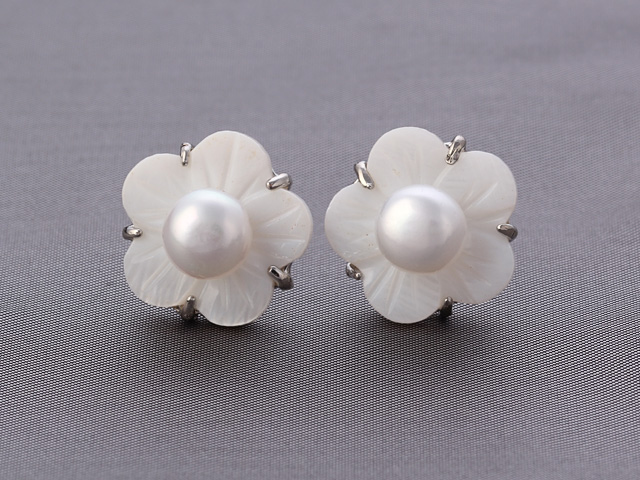 Charming Natural White Freshwater Pearl And Shell Flower Ear Studs For Women