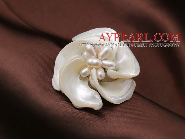 Elegant Style White Color Trochus Shell and Pink Pearl Flower Brooch
