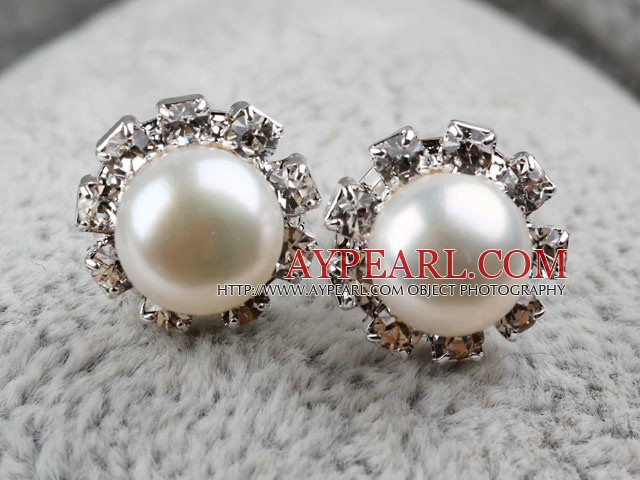 Klassisk design Natural White Freshwater Pearl Studs med STRASS