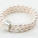 Classic Design To Strands Hvit Round Freshwater Pearl Elastisk Bangle Bracelet med Thai Silver Accessory