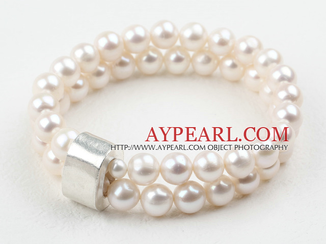 Classic Design To Strands Hvit Round Freshwater Pearl Elastisk Bangle Bracelet med Thai Silver Accessory