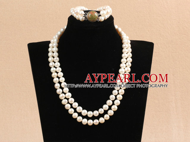 Herrliche Mutter Geschenk-Doppelstrang 9-10mm natürliche weiße Perlen Hochzeit Schmuck-Set mit grünem Piebald Stein Schließe (Necklace & Bracelet)