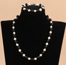 Graceful 7-8mm Natural White Freshwater Pearl svart agat Party Jewelry Set (Halsband och armband)