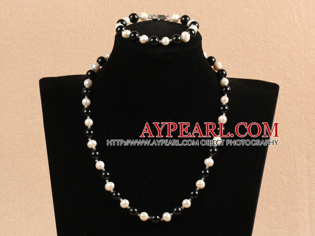 Graceful 7-8mm Natural White Freshwater Pearl svart agat Party Jewelry Set (Halsband och armband)