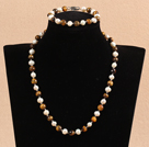 Grasiøs 7-8mm Natural White Ferskvann Pearl Tiger Eye Stone perler part Jewelry Set (halskjede og armbånd)