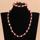 Grasiøs 7-8mm Natural White Ferskvann Pearl Red Agate Partiet Jewelry Set (halskjede og armbånd)