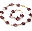 Trevlig Natural White Freshwater Pearl och Lila Jade Flower Set ( Halsband med matchande armband )