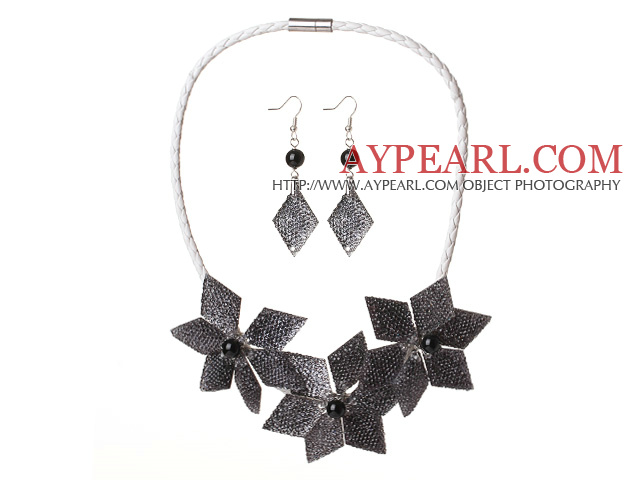 Superbe Noir Forme Fleur Acrylique collier de partie avec boucles d'oreilles assorties 