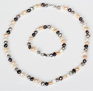 6-7mm Gray and White og Multi Color Freshwater Pearl Set (halskjede og matchet armbånd)