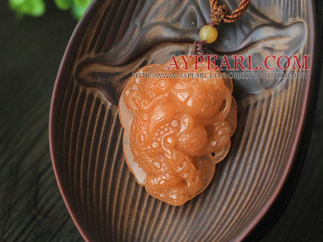 Un collier pendentif de jade de Huanglong année avec filetage Brown
