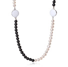 Simple et élégant Blanc naturel perles d'eau douce et noir collier agate avec fermoir