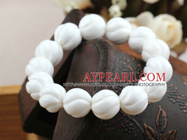 Natürliche 14mm Carved White Sea Shell Elastischer Armreif