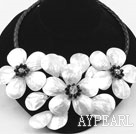 Big Style Vit Shell blomma Halsband med svart konstläder sladd