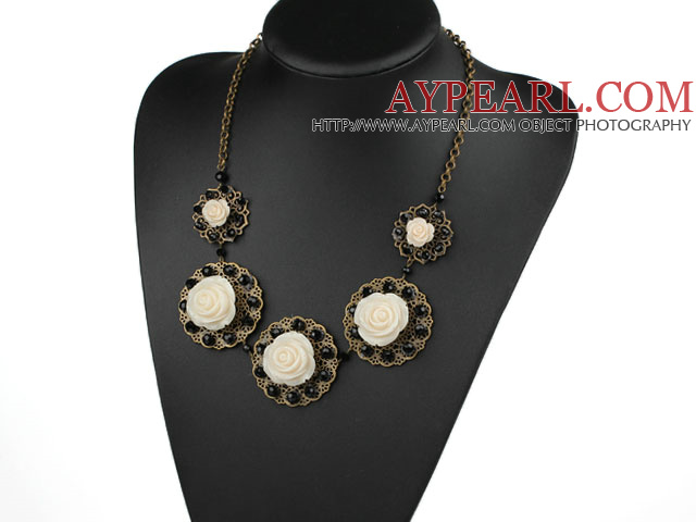 Vintage Style Black Crystal und Acryl Blume Halskette mit Bronze Kette