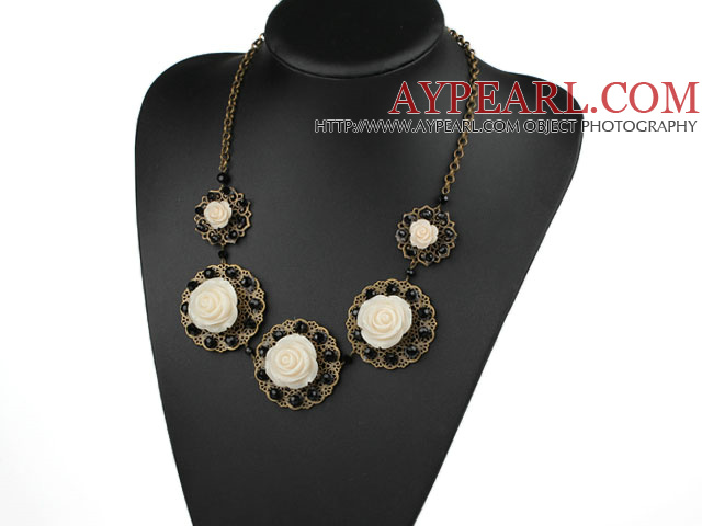 Vintage stil Black Crystal og akryl blomst kjede med bronse Chain