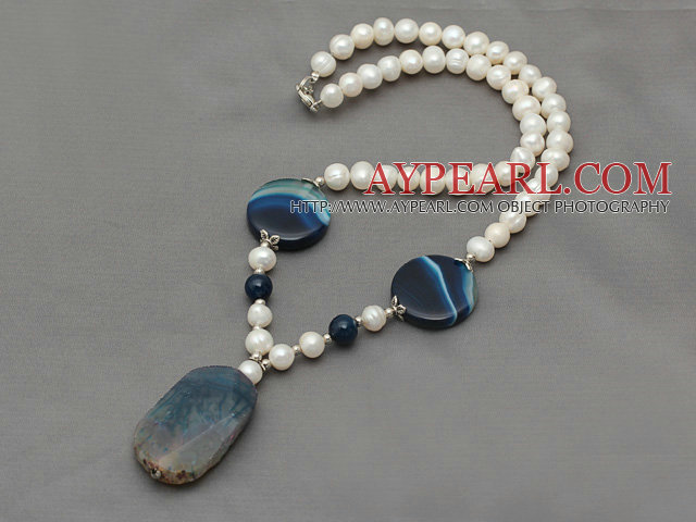 Hvit Freshwater Pearl Necklace med blå Krystallisert Agate Pendant (Steinen kanskje ikke incompelete)