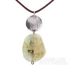 Conception simple broyage Prehnite Stone et ronde Tibet Argent collier pendentif avec cordon Brown