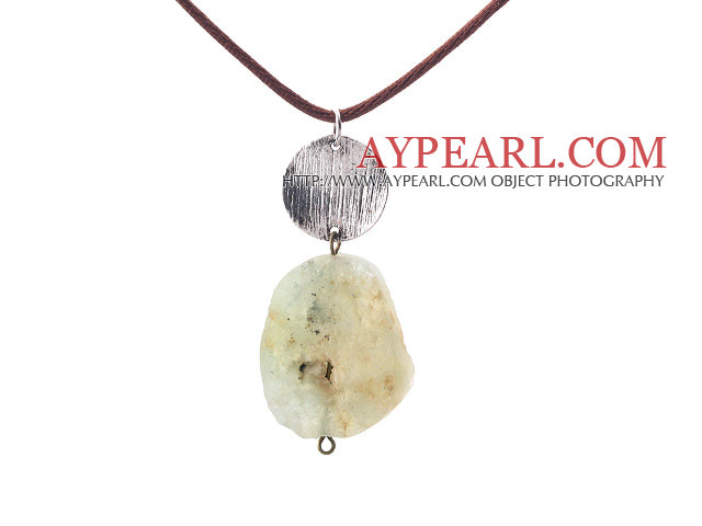 Conception simple broyage Prehnite Stone et ronde Tibet Argent collier pendentif avec cordon Brown