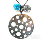 New Design Hollow Black Lip Shell and White Sea Shell and Imitation Turquoise Rose Flower Pendant Necklace