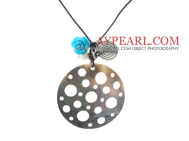 New Design Hollow Black Lip Shell and White Sea Shell and Imitation Turquoise Rose Flower Pendant Necklace