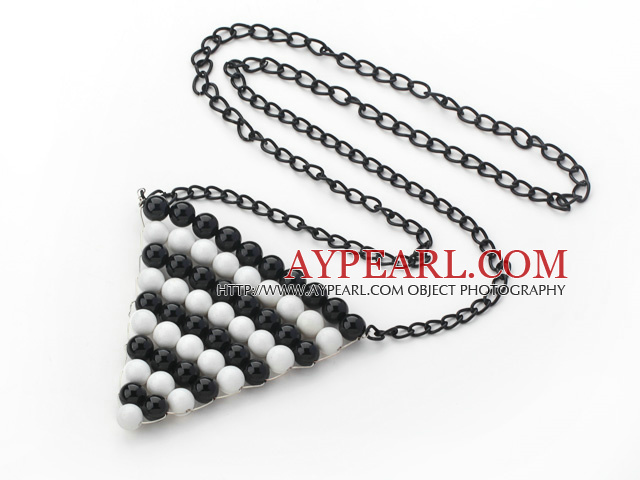 Mote Stil Triangle Shape Wire Wrapped Sort Agate og hvit porselen Stone Halskjede med Metal Chain