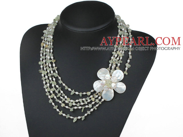 Fem Strands Light Green Series Prehnite Chips og Freshwater Pearl and White Shell Flower halskjede