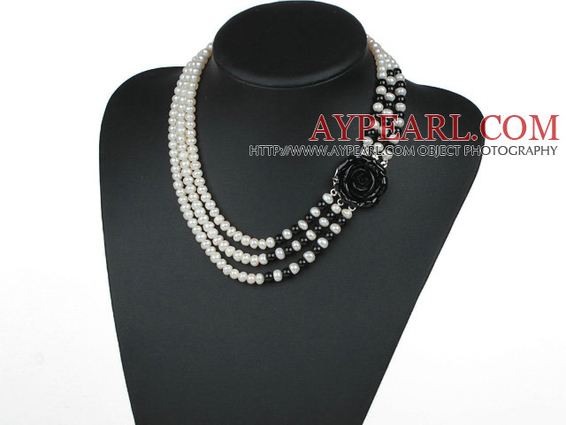 Trois brins blanc naturel de perles d'eau douce 6-7mm et collier d'agate noir avec fermoir en acrylique noir Fleur