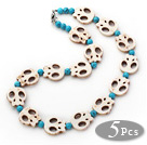 5 Pieces Hvit Howlite Skull and Blå Turquoise Halskjeder med hummer låsen