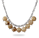 Conception simple 18mm ronde Couleur Café acrylique collier de perles avec chaîne en métal noir